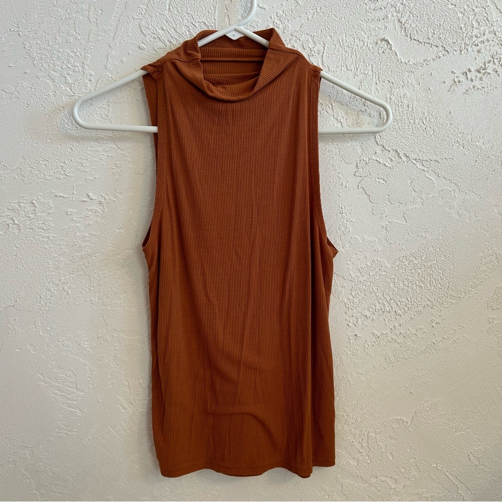 Me to We Mock Neck Tank Size XS